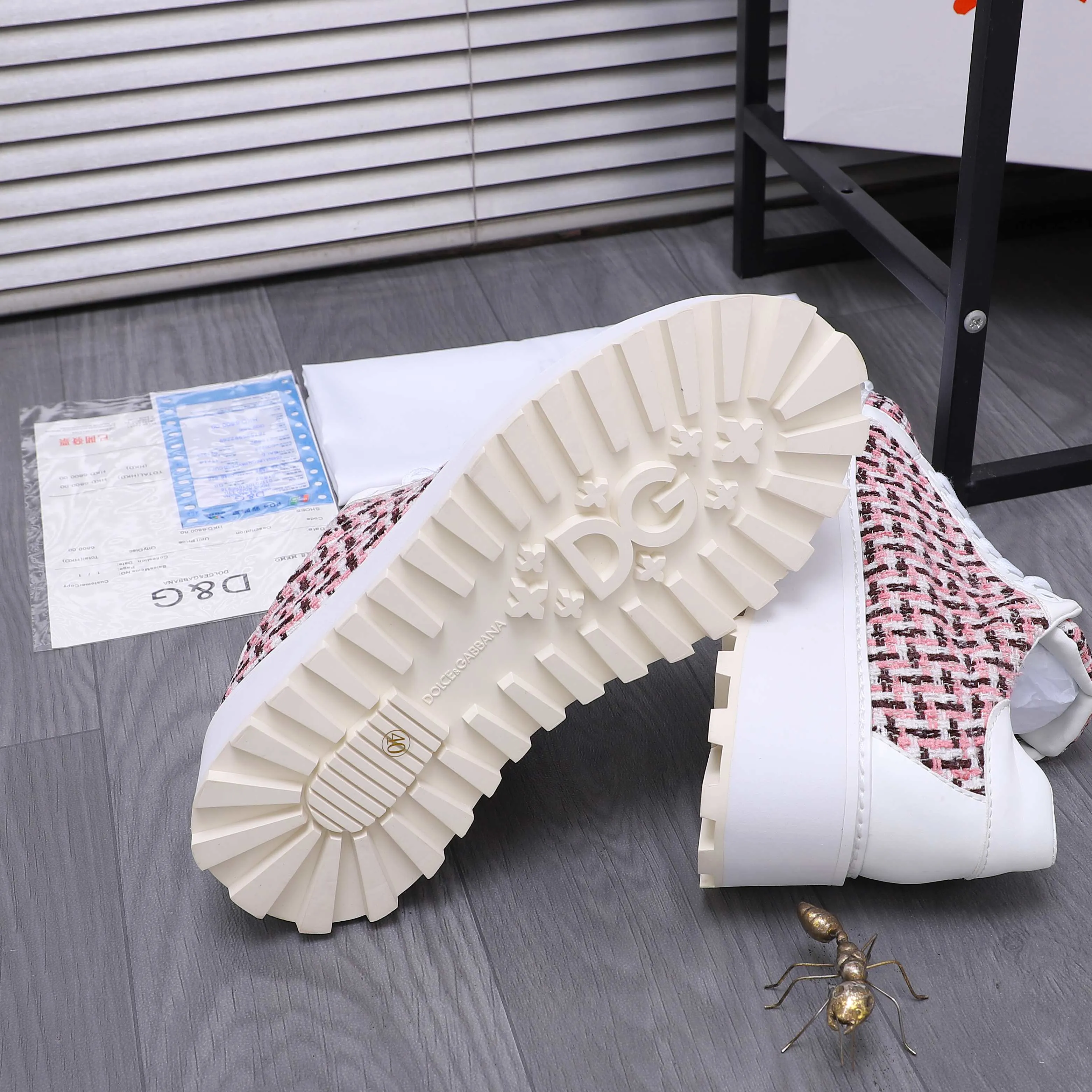 Men's shoes 💰442 Product trademark: DG (Dolce & Gabbana) casual shoes for couples. Regular size: 36-46 (45.46 is custom-made and non-returnable). Product material: Selected terry stitching cowhide upper, leather lining, cowhide insole, non-slip rubber outsole
